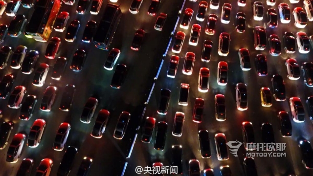 假期返程高速堵出国庆最美夜景 是时候考虑摩托车解禁限了 (9)