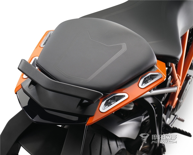 KTM首款运动休旅车 1290 Super DUKE GT (28)