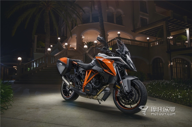 KTM首款运动休旅车 1290 Super DUKE GT (37)