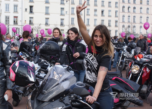 法国女性摩托车节Toutes en Moto盛大开幕！ (1)