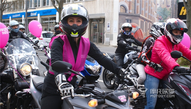 法国女性摩托车节Toutes en Moto盛大开幕！ (7)