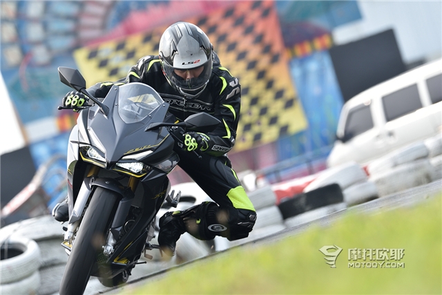 我叫赛道车！本田CBR250RR台媒测评 (8)