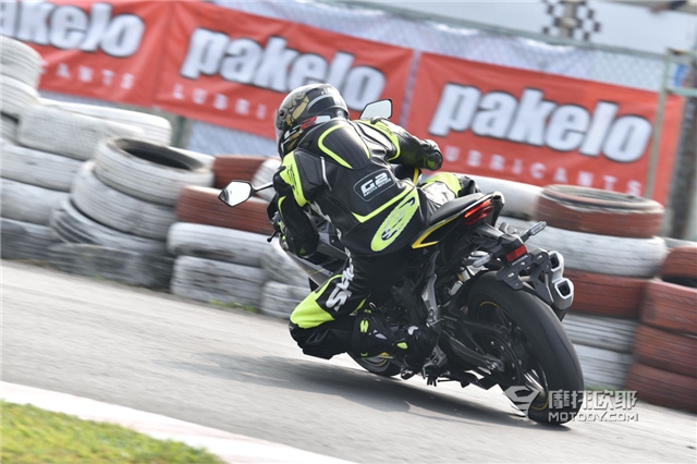 我叫赛道车！本田CBR250RR台媒测评 (9)