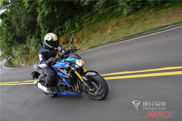 中量级性能野兽 铃木GSX-S750试驾报告 (5)