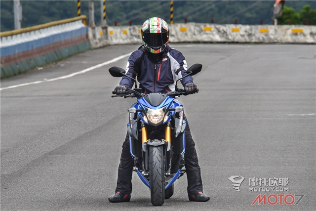 中量级性能野兽 铃木GSX-S750试驾报告 (24)