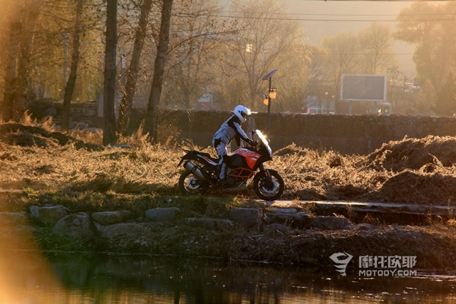 它会是“蓝天白云”的最强对手——试驾KTM 1290ADV S（6）.JPG