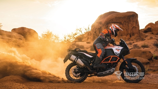 在沙漠里骑一天KTM 1290 SUPER ADVENTURE R是怎样的感受？ 5