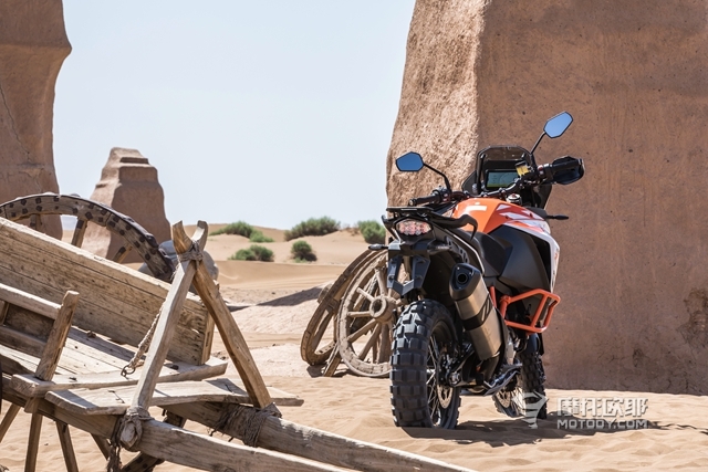 在沙漠里骑一天KTM 1290 SUPER ADVENTURE R是怎样的感受？ 7