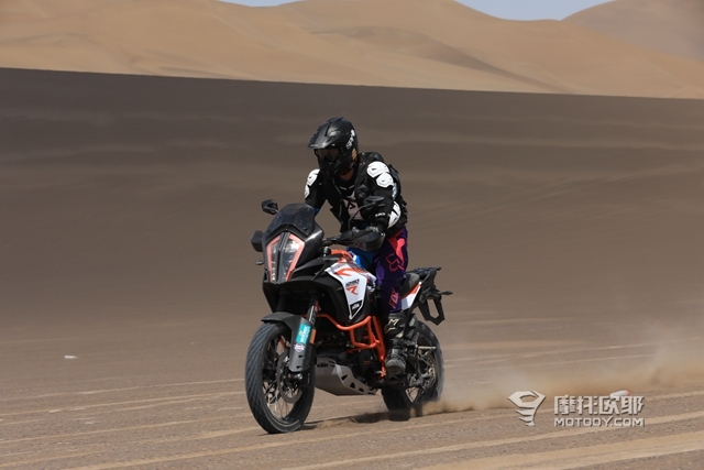 在沙漠里骑一天KTM 1290 SUPER ADVENTURE R是怎样的感受？ 17