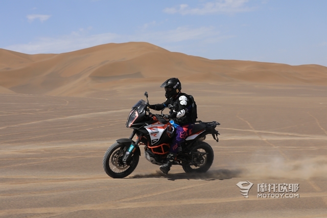 在沙漠里骑一天KTM 1290 SUPER ADVENTURE R是怎样的感受？ 20