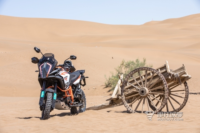 在沙漠里骑一天KTM 1290 SUPER ADVENTURE R是怎样的感受？ 31