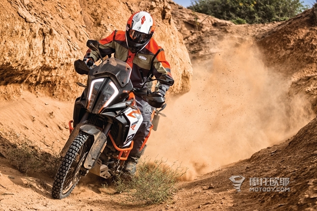 在沙漠里骑一天KTM 1290 SUPER ADVENTURE R是怎样的感受？ 32