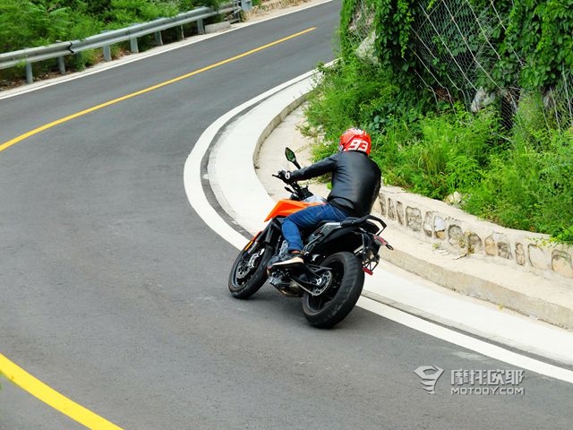 双缸贵过四缸，KTM 790 DUKE到底有什么优势？ 17.JPG