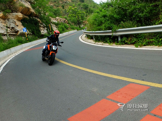 双缸贵过四缸，KTM 790 DUKE到底有什么优势？ 30.JPG