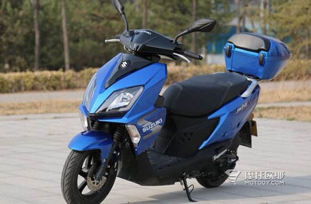 铃木GSX250R和贝纳利BN302S选哪个？省油省心的小踏板都有谁？3万以内的国产复古有什么选择？ (1)