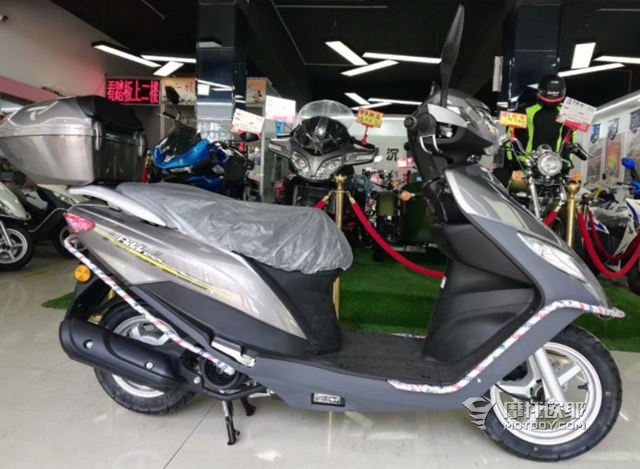 铃木GSX250R和贝纳利BN302S选哪个？省油省心的小踏板都有谁？3万以内的国产复古有什么选择？ (27)