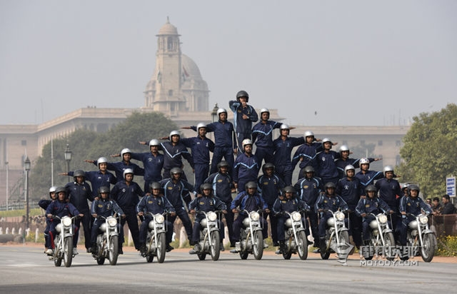印度：打架咱不行，骑摩托车的气质这块儿咱必须拿捏得死死的 (6)