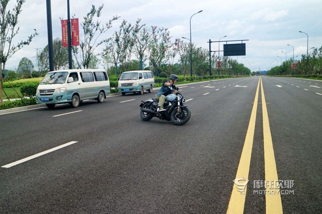 试驾报告：V缸水冷300cc，低配不到2万元的亲民美式巡航车——奔达金吉拉 (43)