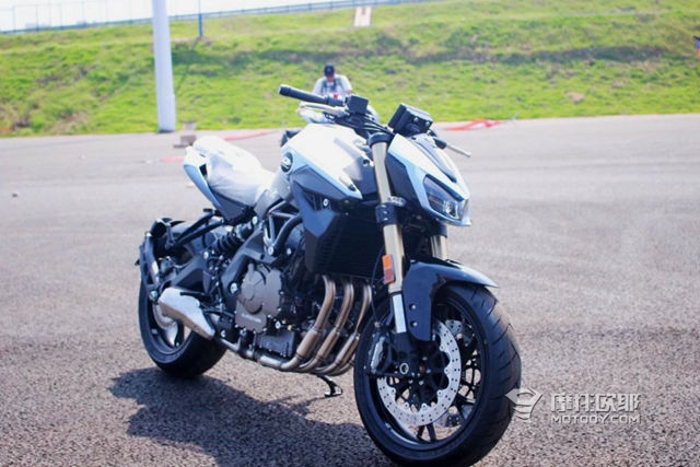 国产玩乐型摩托车的又一力作，钱江追600实车体验 (3)