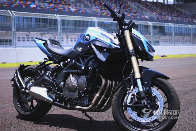 国产玩乐型摩托车的又一力作，钱江追600实车体验 (8)