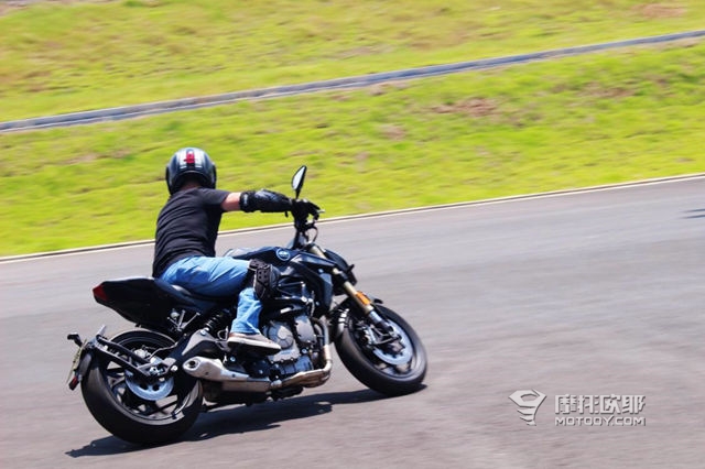国产玩乐型摩托车的又一力作，钱江追600实车体验 (22)