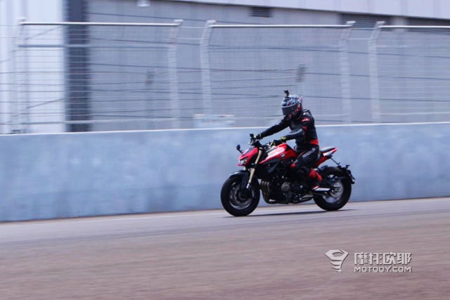 国产玩乐型摩托车的又一力作，钱江追600实车体验 (30)