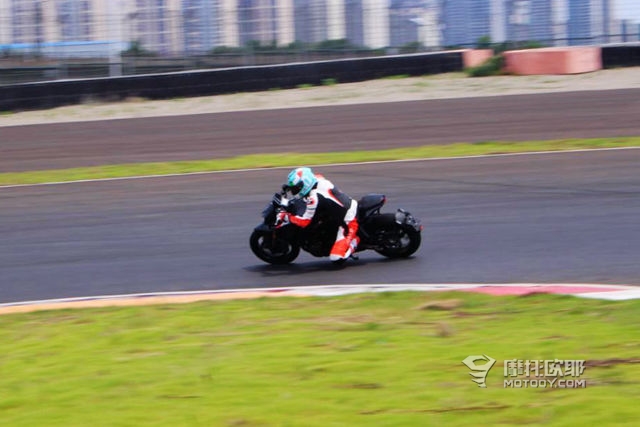 国产玩乐型摩托车的又一力作，钱江追600实车体验 (31)