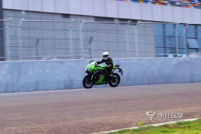 国产玩乐型摩托车的又一力作，钱江追600实车体验 (32)