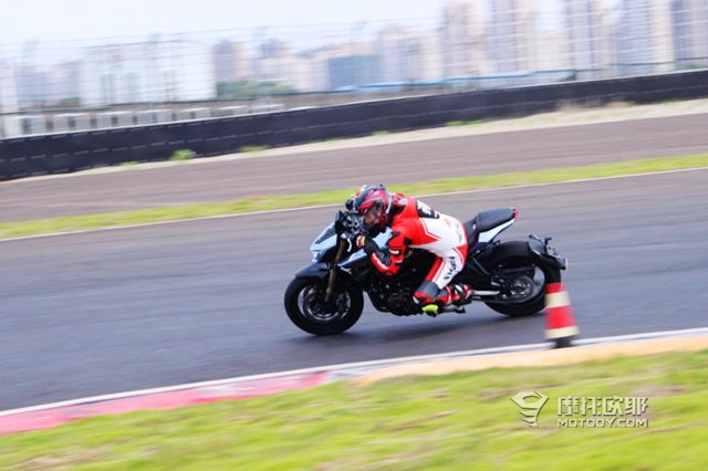 国产玩乐型摩托车的又一力作，钱江追600实车体验 (33)