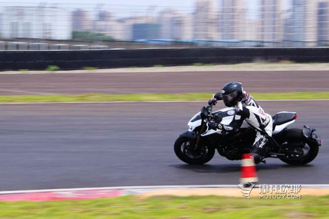 国产玩乐型摩托车的又一力作，钱江追600实车体验 (34)