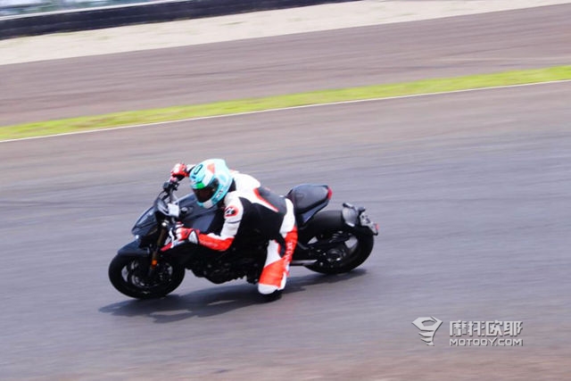 国产玩乐型摩托车的又一力作，钱江追600实车体验 (35)