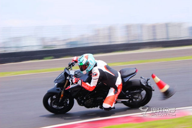 国产玩乐型摩托车的又一力作，钱江追600实车体验 (39)